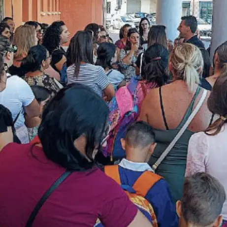 Corigliano Rossano, tensione a via Nizza: mancano le chiavi e la scuola resta chiusa
