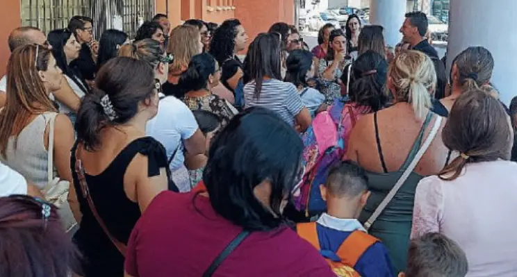 Corigliano Rossano, tensione a via Nizza: mancano le chiavi e la scuola resta chiusa