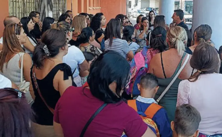 Corigliano Rossano, tensione a via Nizza: mancano le chiavi e la scuola resta chiusa