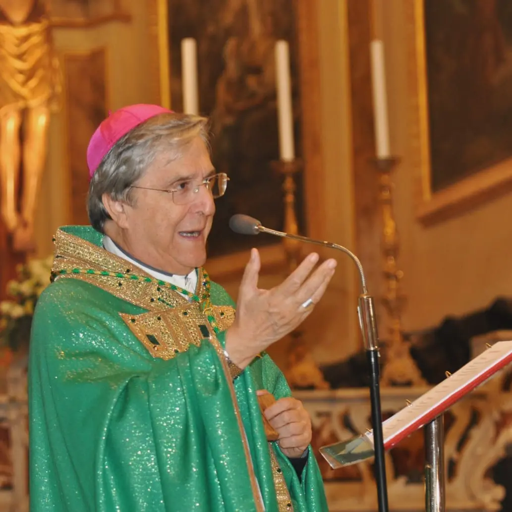 Premio Clarentia a monsignor Savino, il vescovo vicino ai più fragili: «Lo dedico a loro»\n