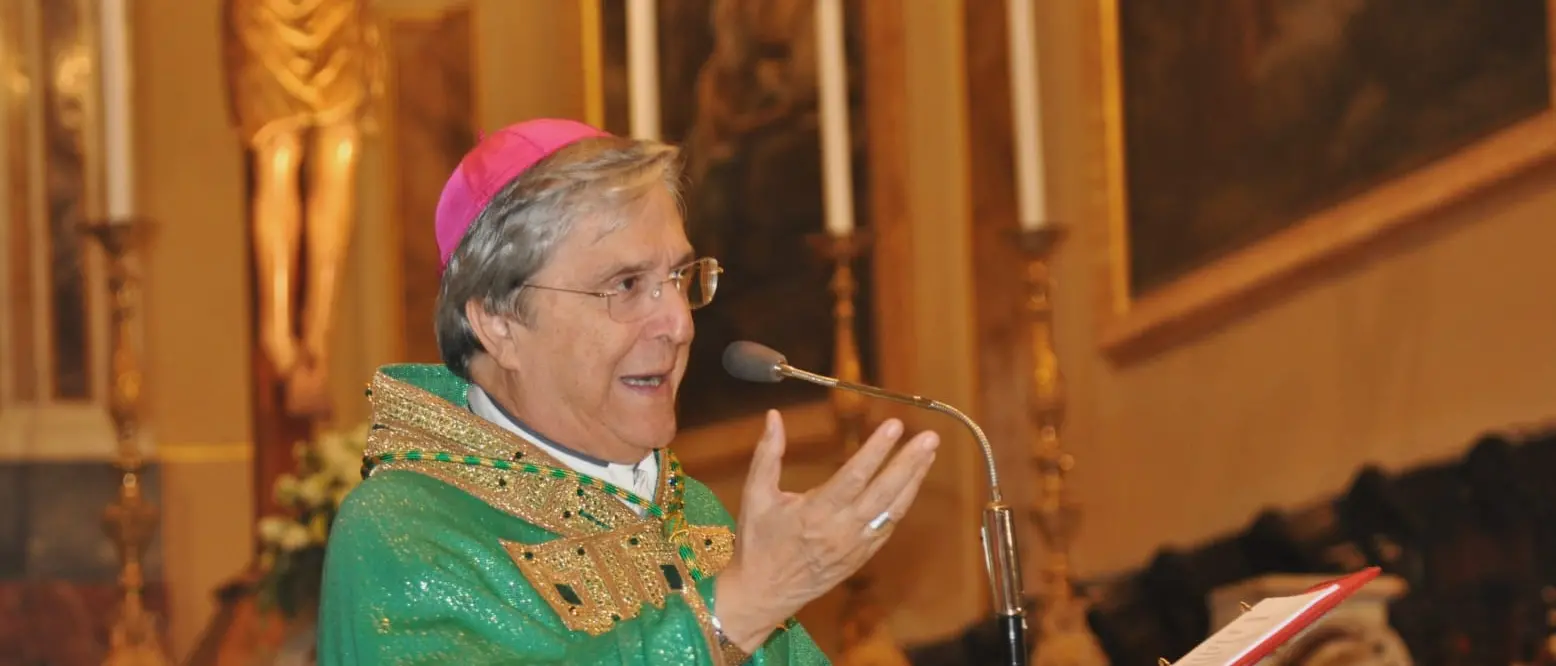 Premio Clarentia a monsignor Savino, il vescovo vicino ai più fragili: «Lo dedico a loro»\n