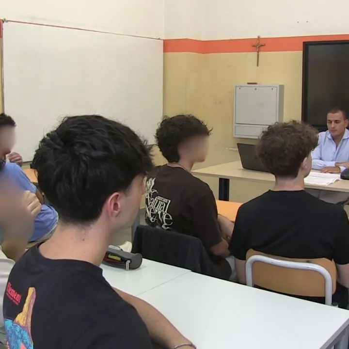 Primo giorno di scuola a Vibo, niente cellulari in classe ma c’è chi scommette che durerà poco: «Una settimana e se ne scorderanno»\n