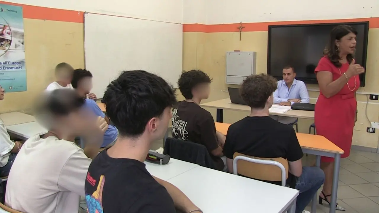 Primo giorno di scuola a Vibo, niente cellulari in classe ma c’è chi scommette che durerà poco: «Una settimana e se ne scorderanno»\n