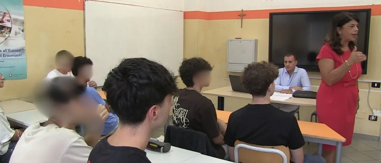 Primo giorno di scuola a Vibo, niente cellulari in classe ma c’è chi scommette che durerà poco: «Una settimana e se ne scorderanno»\n