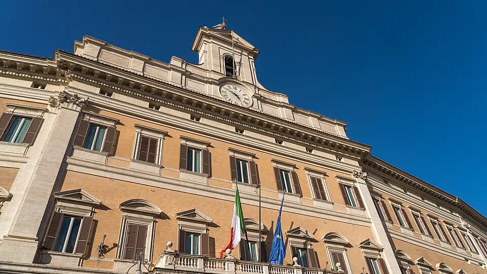 <p>Palazzo Montecitorio (foto: Wikimedia)</p>\\n