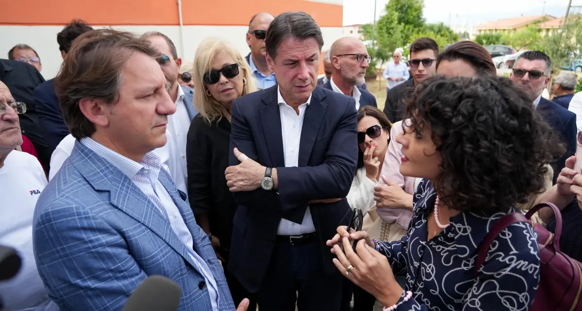 Conte fa tappa a Reggio: «In Calabria sanità pubblica disastrata, ovunque emerge un grido di dolore»\n