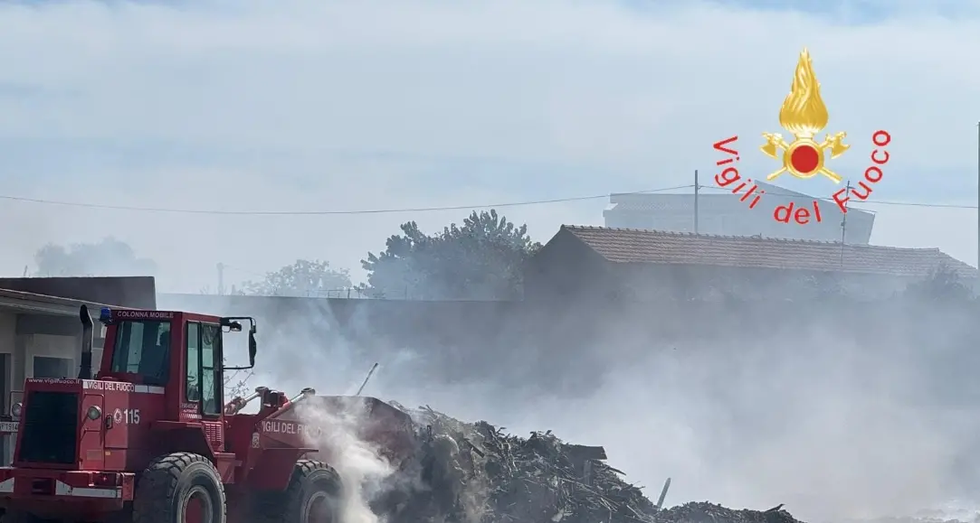 Incendio al mercato ortofrutticolo di Reggio Calabria, in fiamme materiali di scarto e box -Video\n