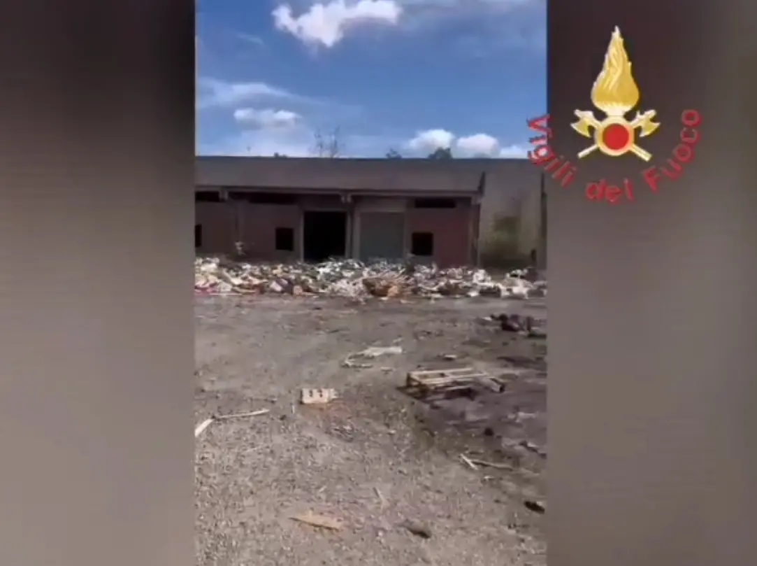 Incendio al mercato ortofrutticolo di Reggio