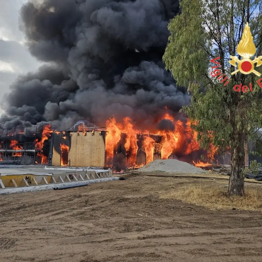 Isola Capo Rizzuto, incendio danneggia una scuola in costruzione. Il sindaco: «Anni di lavoro e progetti in fumo» -Video\n