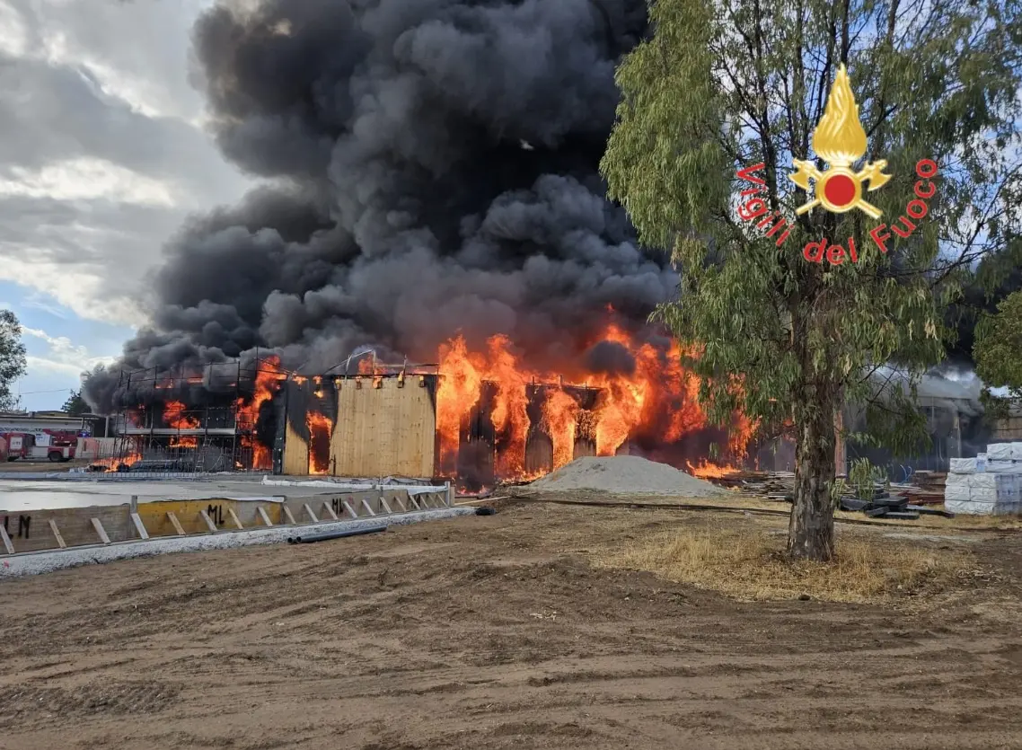 Isola Capo Rizzuto, incendio danneggia una scuola in costruzione. Il sindaco: «Anni di lavoro e progetti in fumo» -Video\n