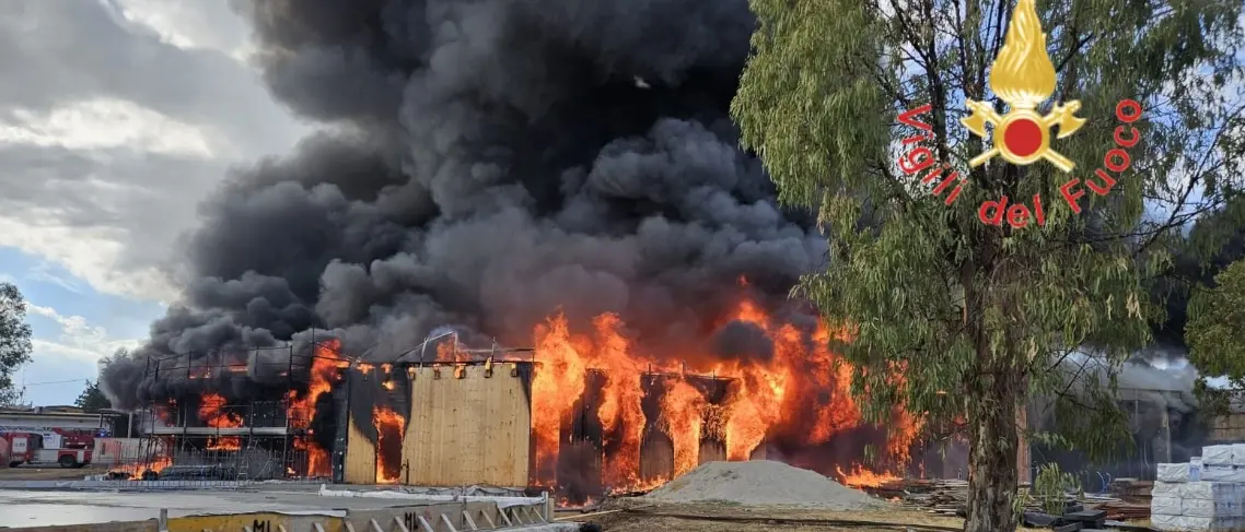 Isola Capo Rizzuto, incendio danneggia una scuola in costruzione. Il sindaco: «Anni di lavoro e progetti in fumo» -Video\n