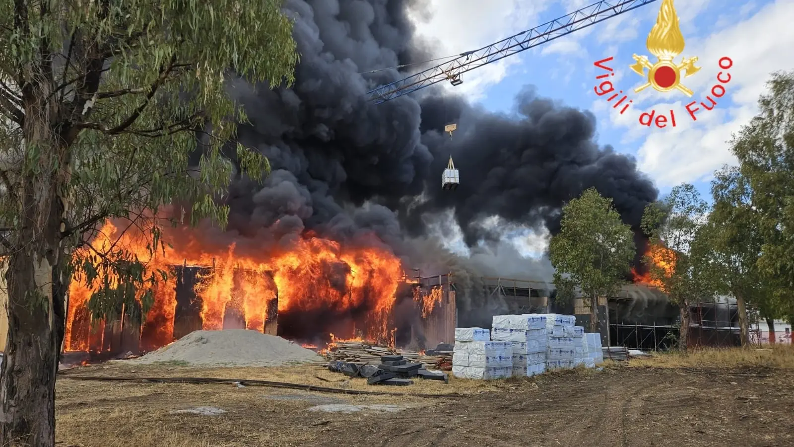 Maxi incendio a Isola Capo Rizzuto