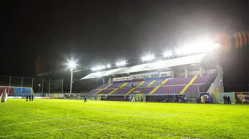 Stadio Vibo, dopo l’abbattimento del chiosco abusivo il Comune fa ripristinare\u00A0il muro divisorio tra tribuna e curva\n