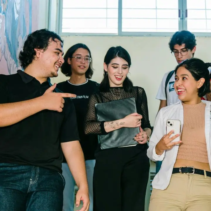 Dress code a scuola: jeans strappati, hot pants e unghie lunghe finiscono nella lista nera. I presidi lanciano regole per alunni e docenti\n
