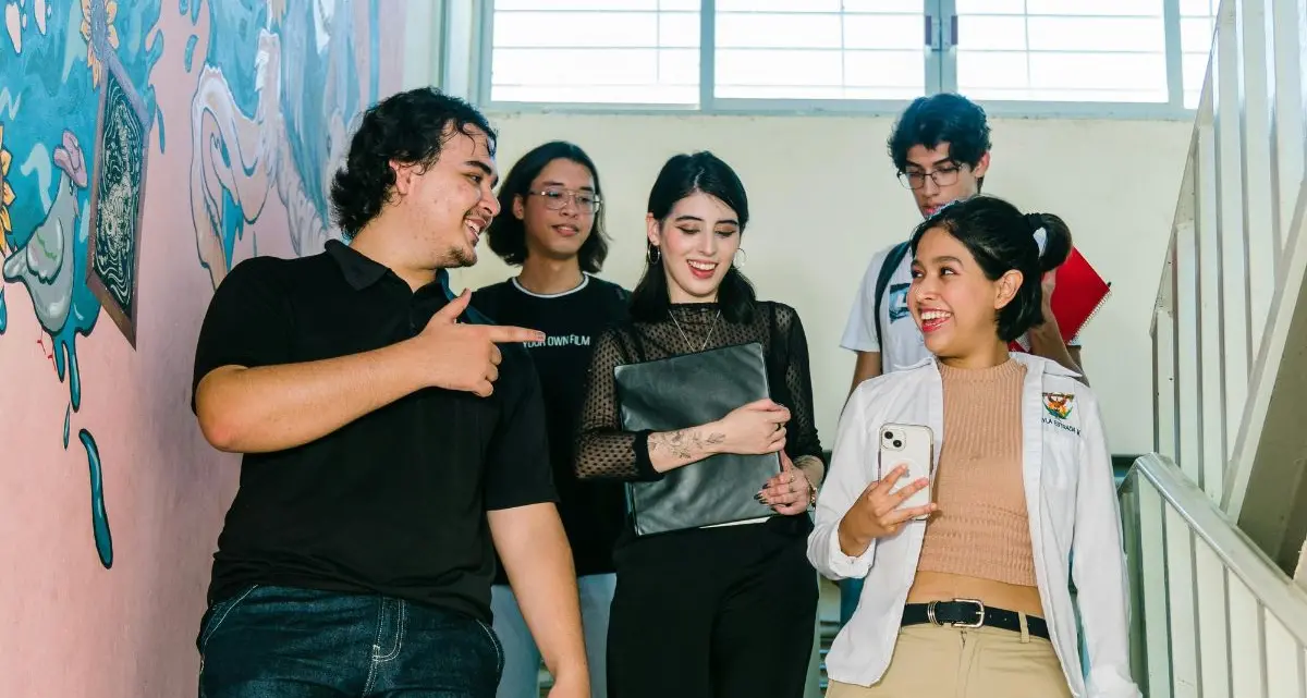 Dress code a scuola: jeans strappati, hot pants e unghie lunghe finiscono nella lista nera. I presidi lanciano regole per alunni e docenti\n