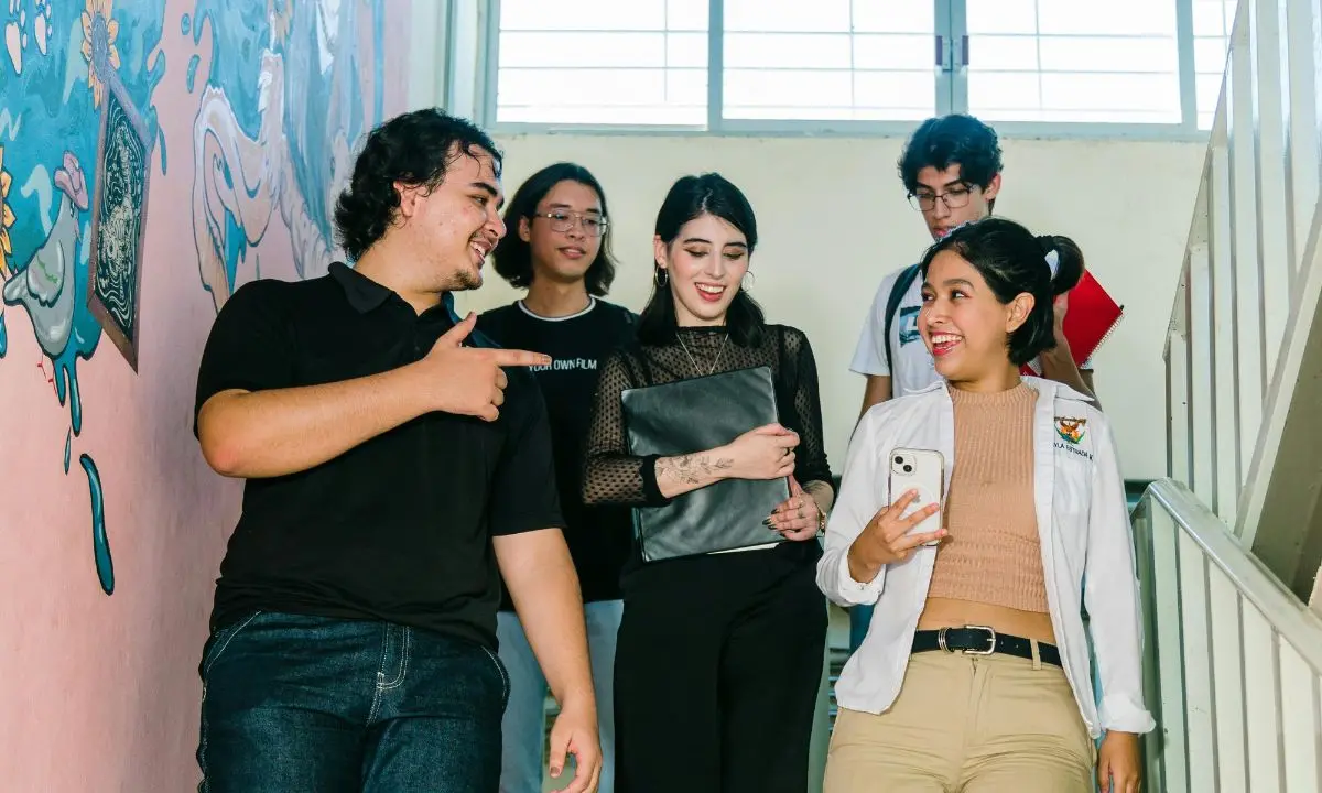 Dress code a scuola: jeans strappati, hot pants e unghie lunghe finiscono nella lista nera. I presidi lanciano regole per alunni e docenti\n