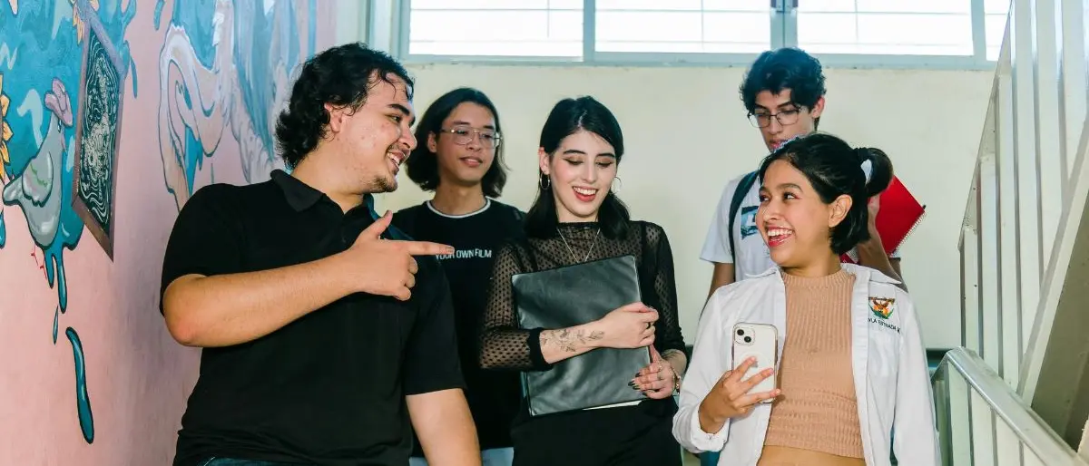 Dress code a scuola: jeans strappati, hot pants e unghie lunghe finiscono nella lista nera. I presidi lanciano regole per alunni e docenti\n