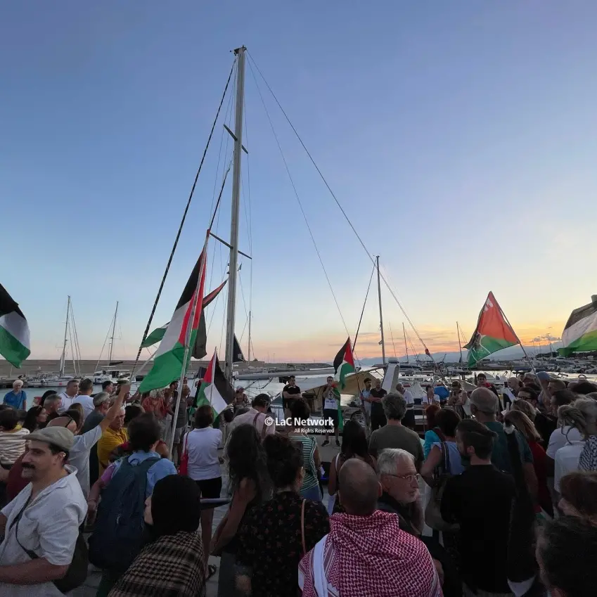 Giunta a Roccella la nave Brucaliffo diretta a Gaza: nel porto sventolano le bandiere della Palestina\n