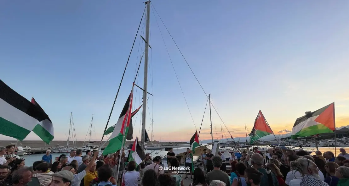 Giunta a Roccella la nave Brucaliffo diretta a Gaza: nel porto sventolano le bandiere della Palestina\n