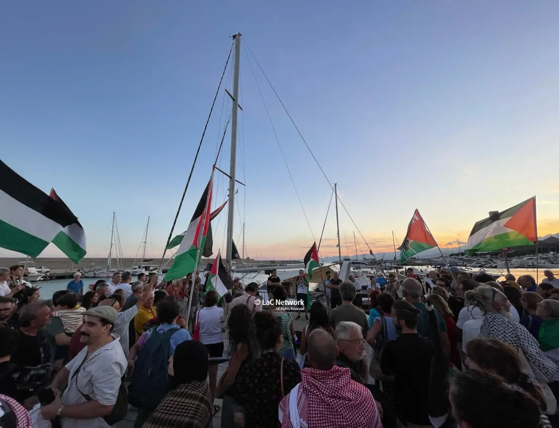 Giunta a Roccella la nave Brucaliffo diretta a Gaza: nel porto sventolano le bandiere della Palestina\n