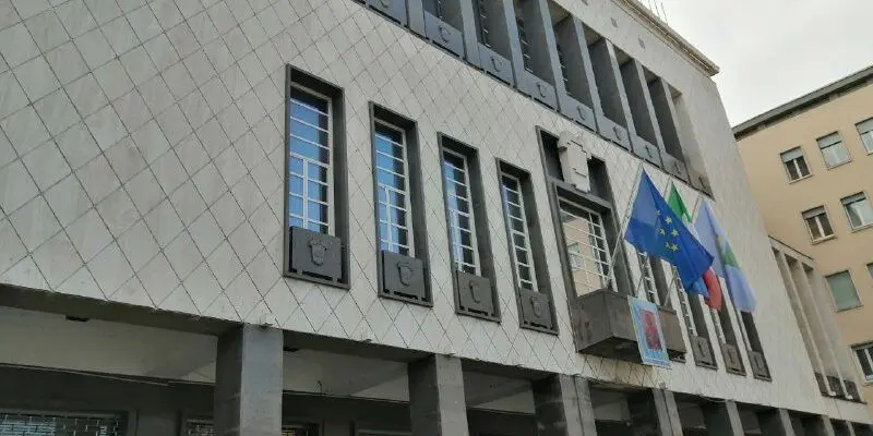 Assunzioni a tempo determinato al Comune di Cosenza, la minoranza: «Stavolta il M5S tace?»\n