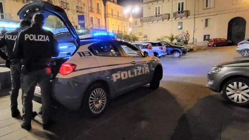Vibo, violenta rissa tra sei giovani in centro: tutti denunciati, anche due ragazze che hanno cercato di ostacolare l’identificazione\n