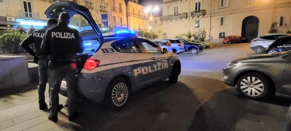 Vibo, violenta rissa tra sei giovani in centro: tutti denunciati, anche due ragazze che hanno cercato di ostacolare l’identificazione\n