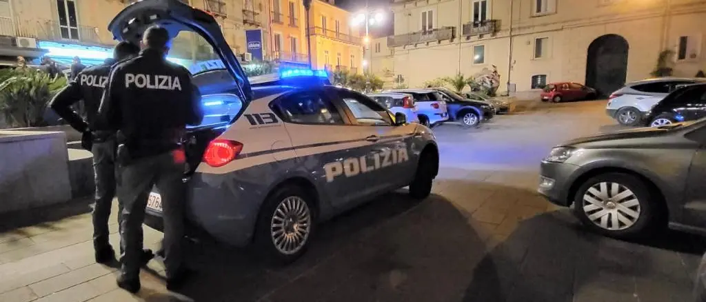 Vibo, violenta rissa tra sei giovani in centro: tutti denunciati, anche due ragazze che hanno cercato di ostacolare l’identificazione\n