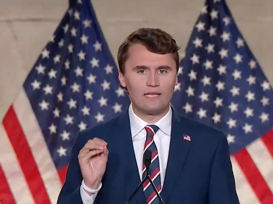 La morte di Charlie Kirk e la grande confusione: dietro alla guerra degli opposti un unico progetto