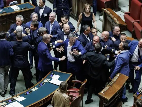 Giustizia, via libera dalla Camera alla riforma che divide le carriere: in aula scoppia la rissa\n