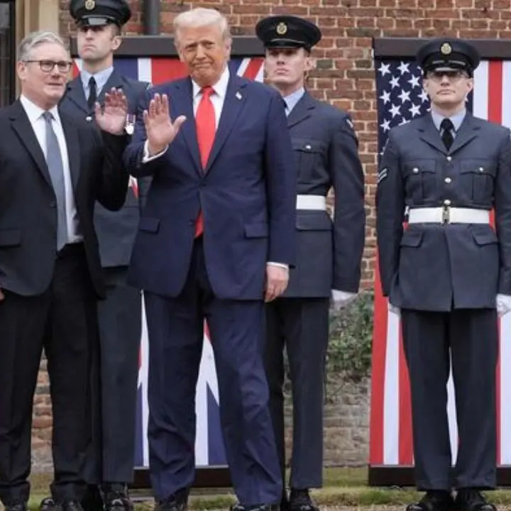 La visita di Trump in Gran Bretagna: «Un legame indistruttibile». Starmer: «Accordi record da 250 miliardi»\n