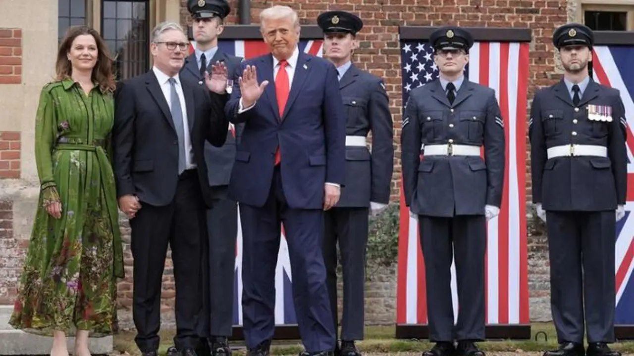 La visita di Trump in Gran Bretagna: «Un legame indistruttibile». Starmer: «Accordi record da 250 miliardi»\n