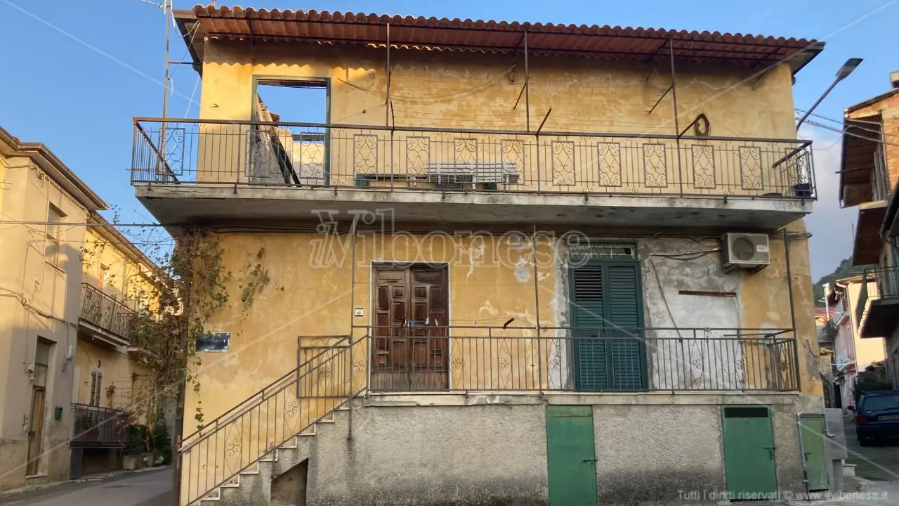 Immobile fatiscente a Dasà, il Tar dà ragione al\u00A0Comune: l’Aterp deve procedere alla demolizione\n
