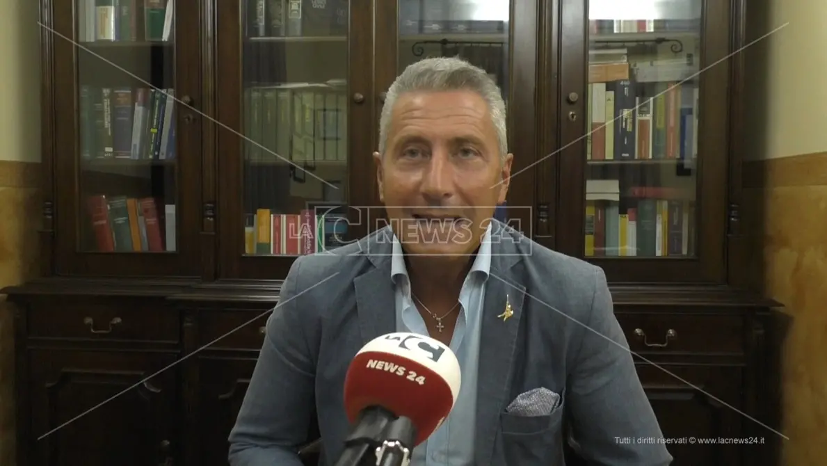 Taurianova, frasi offensive e minacce contro il sindaco\u00A0Biasi. Gli amministratori dei Comuni della Piana: «Intollerabile»\n