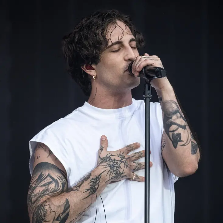 Si finge Damiano David dei Maneskin e truffa una fan: «Ho speso 15mila euro in finti pass vip»\n