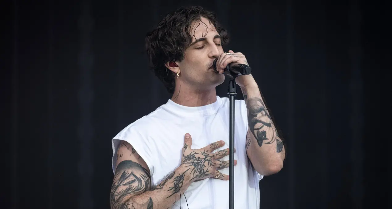 Si finge Damiano David dei Maneskin e truffa una fan. La vittima racconta: «Ho speso 15mila euro in finti pass vip»