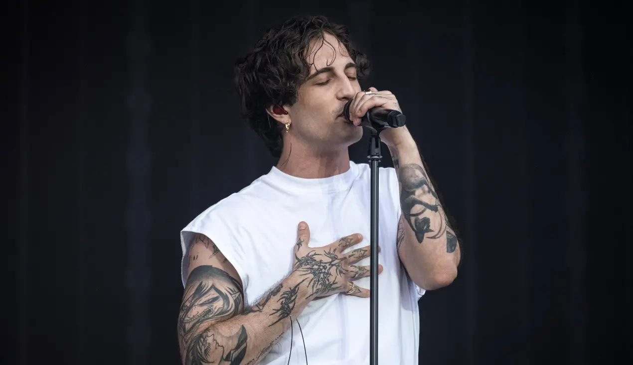Si finge Damiano David dei Maneskin e truffa una fan. La vittima racconta: «Ho speso 15mila euro in finti pass vip»