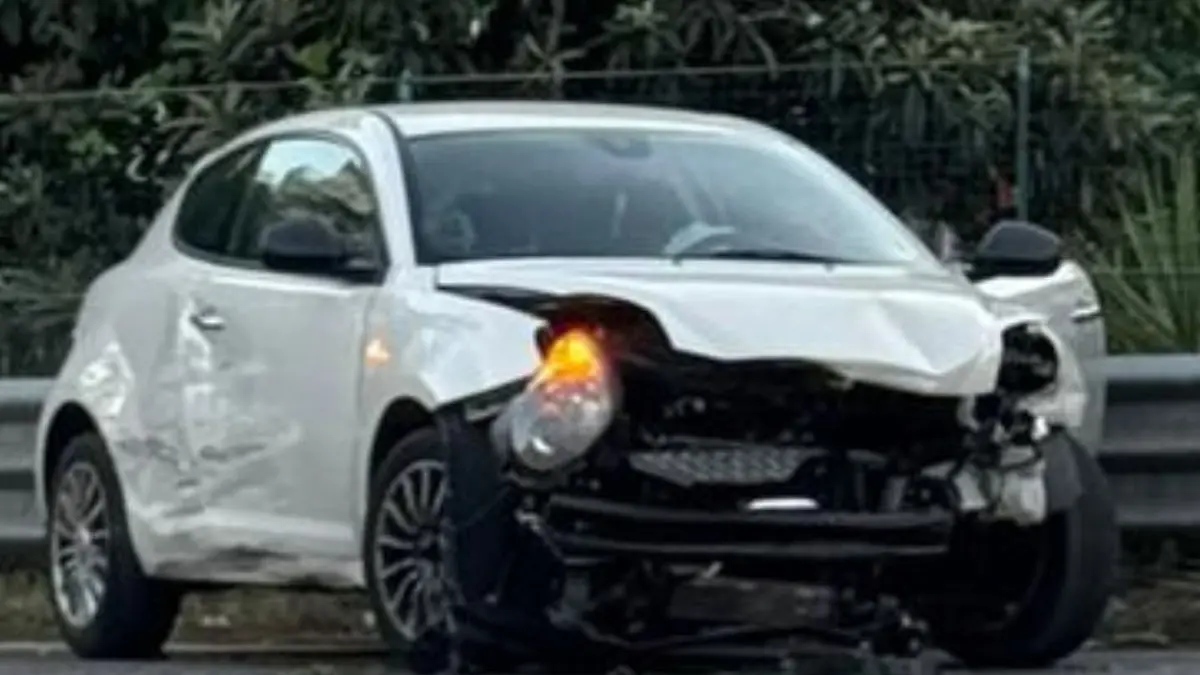 Una delle due auto incidentate