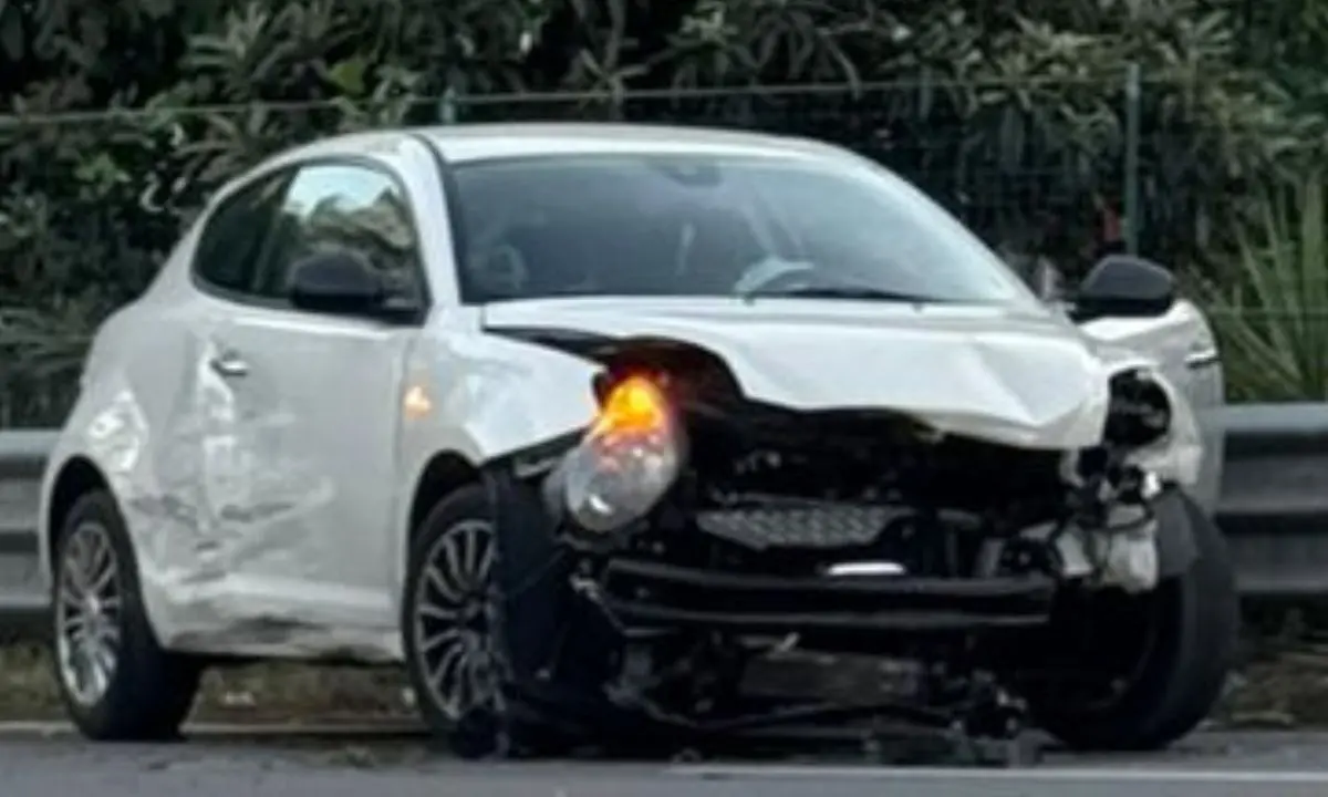 Rende, scontro tra due auto in zona Roges: un ragazzo sotto shock\n