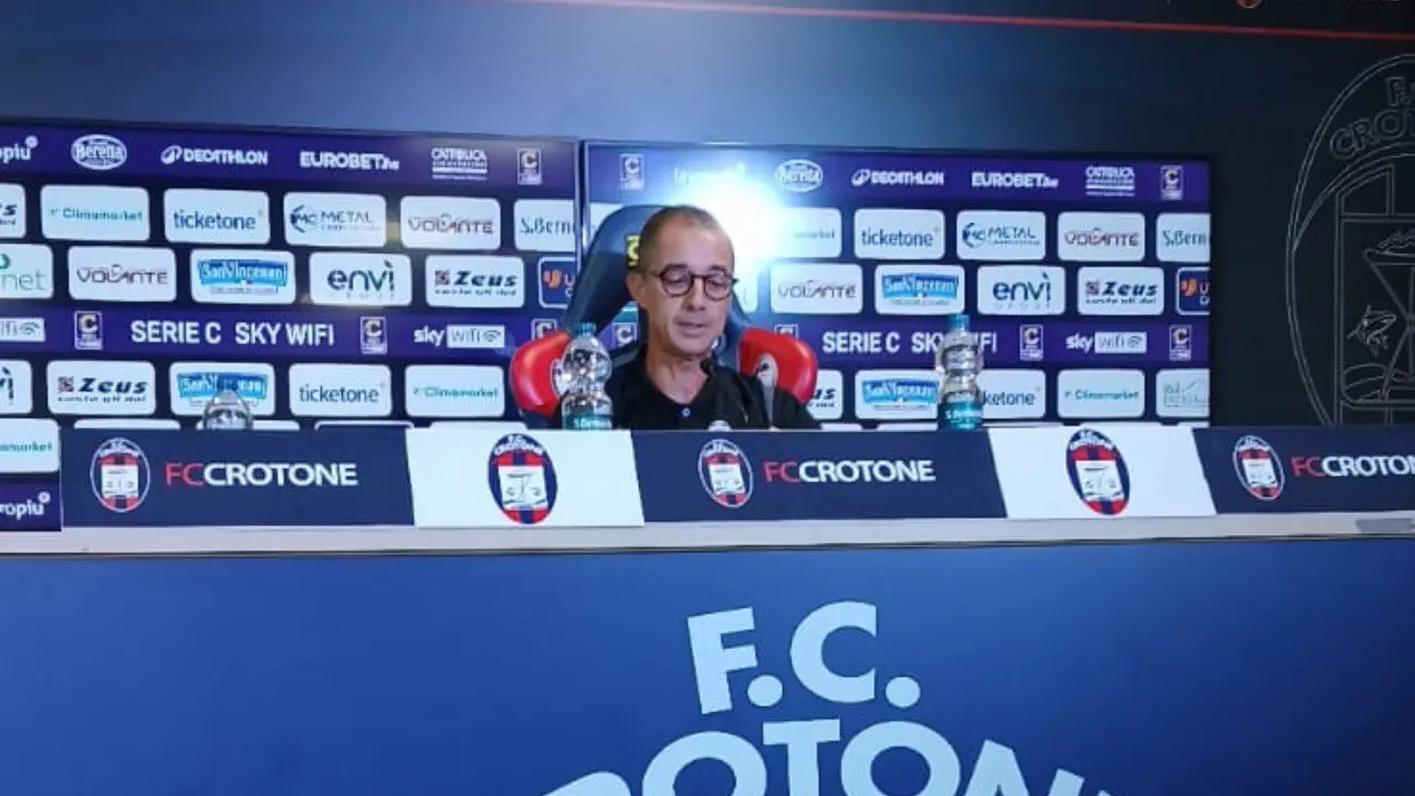 Verso Crotone-Siracusa, Longo alla vigilia: «Solidarietà alla società, noi pensiamo solo al campo»\n