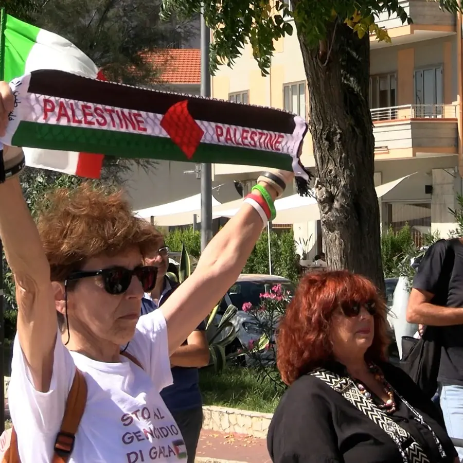 Anche a Catanzaro in piazza per Gaza: «Ogni vita umana conta, basta guerra. Italia e Europa rompano il silenzio»\n
