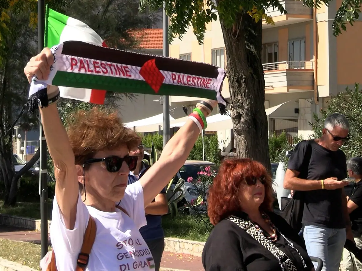 Anche a Catanzaro in piazza per Gaza: «Ogni vita umana conta, basta guerra. Italia e Europa rompano il silenzio»