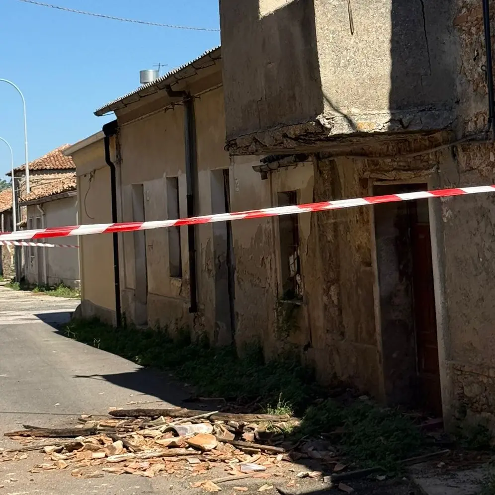 Mileto, il degrado impera nel centro storico di Calabrò: crolla\u00A0in strada una delle case disabitate\n