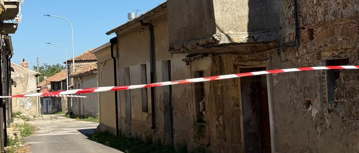 Mileto, il degrado impera nel centro storico di Calabrò: crolla\u00A0in strada una delle case disabitate\n
