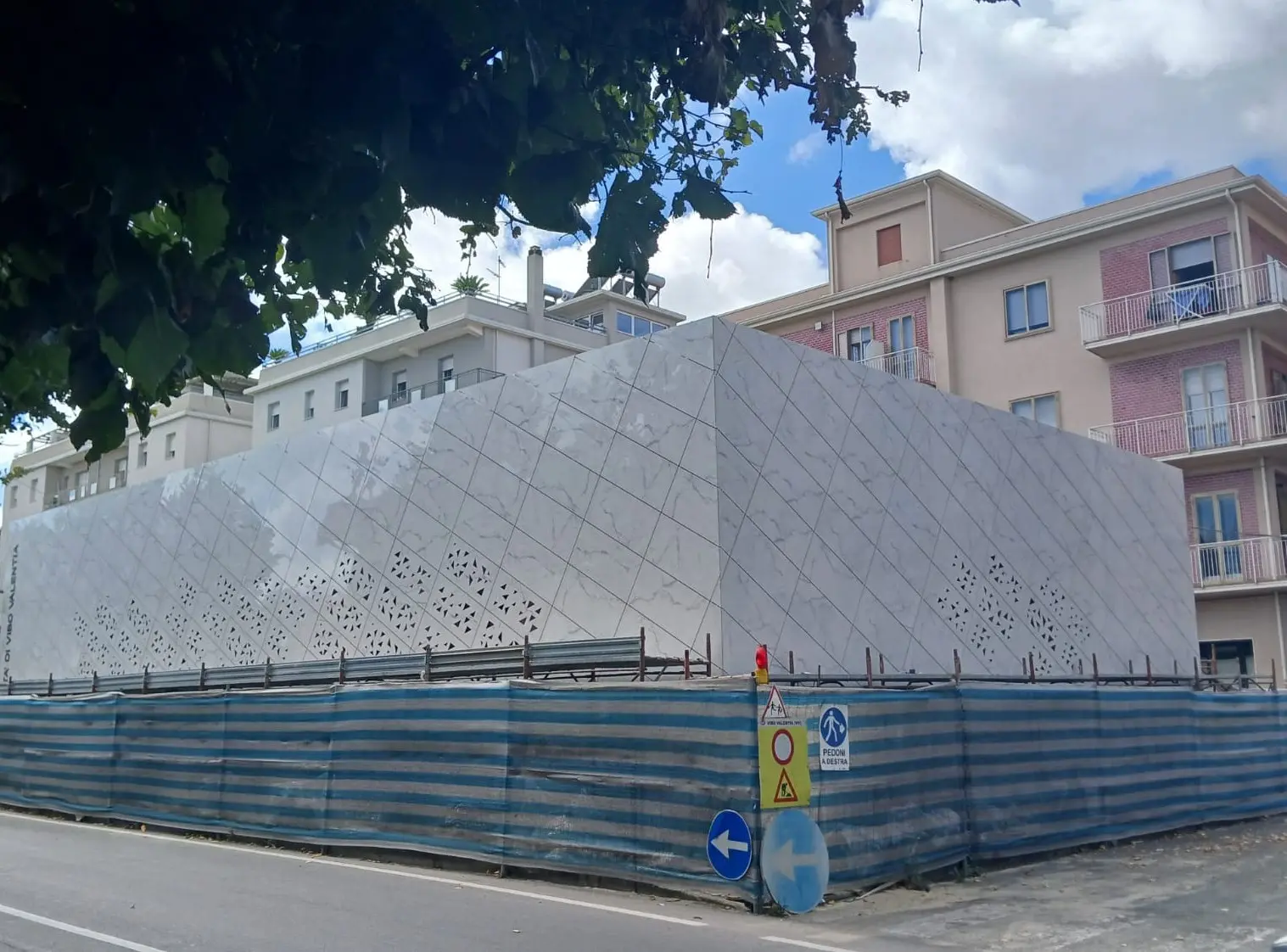 Vibo, quasi ultimato il recupero dell’immobile di piazza Annarumma. L’assessore: «Restituiamo alla città uno spazio importante»\n