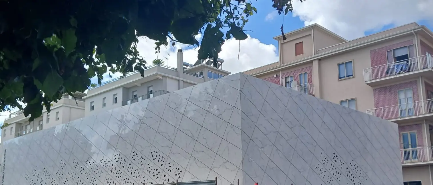 Vibo, quasi ultimato il recupero dell’immobile di piazza Annarumma. L’assessore: «Restituiamo alla città uno spazio importante»\n