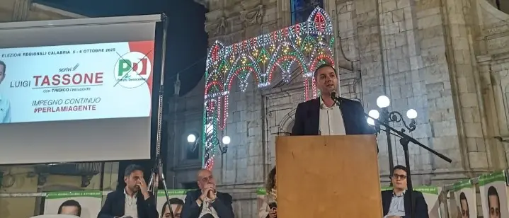 Regionali, Tassone (Pd) lancia la sfida da Serra San Bruno: «Occhiuto bravo solo sui social ma racconta frottole»\n