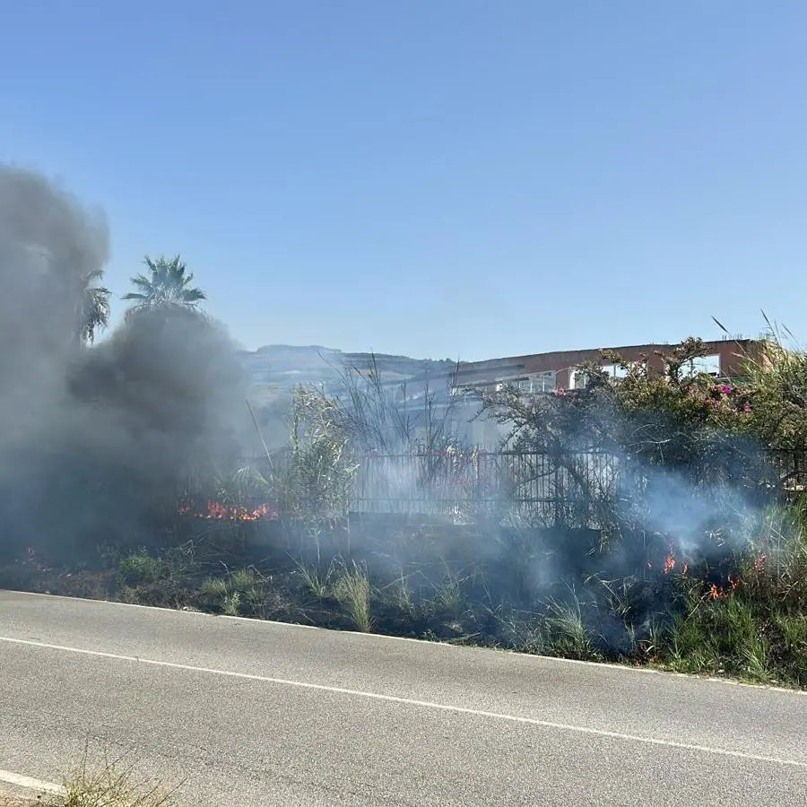 Ricadi, il Palazzo dei congressi andato in fumo questa estate è «un monumento allo spreco»\n