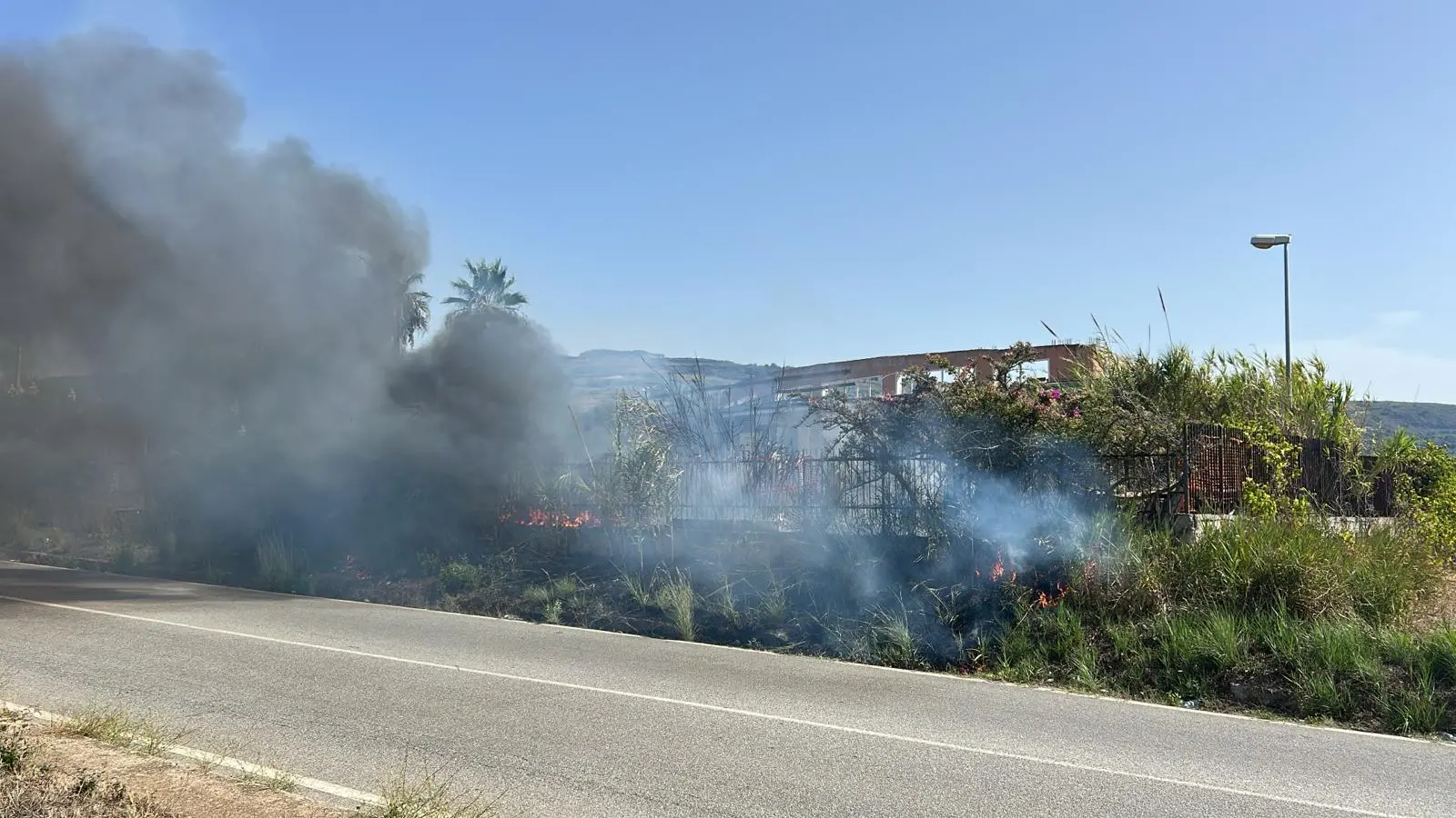 Ricadi, il Palazzo dei congressi andato in fumo questa estate è «un monumento allo spreco»\n