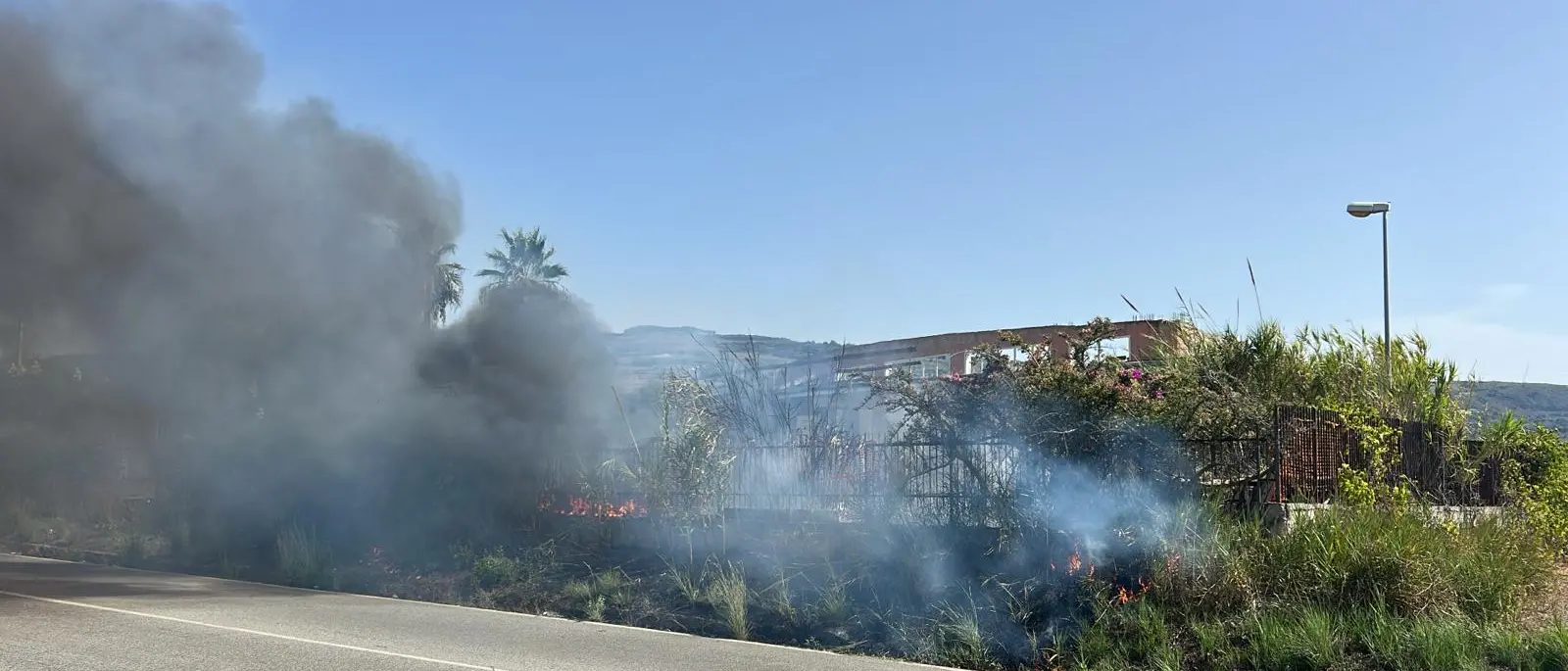 Ricadi, il Palazzo dei congressi andato in fumo questa estate è «un monumento allo spreco»\n